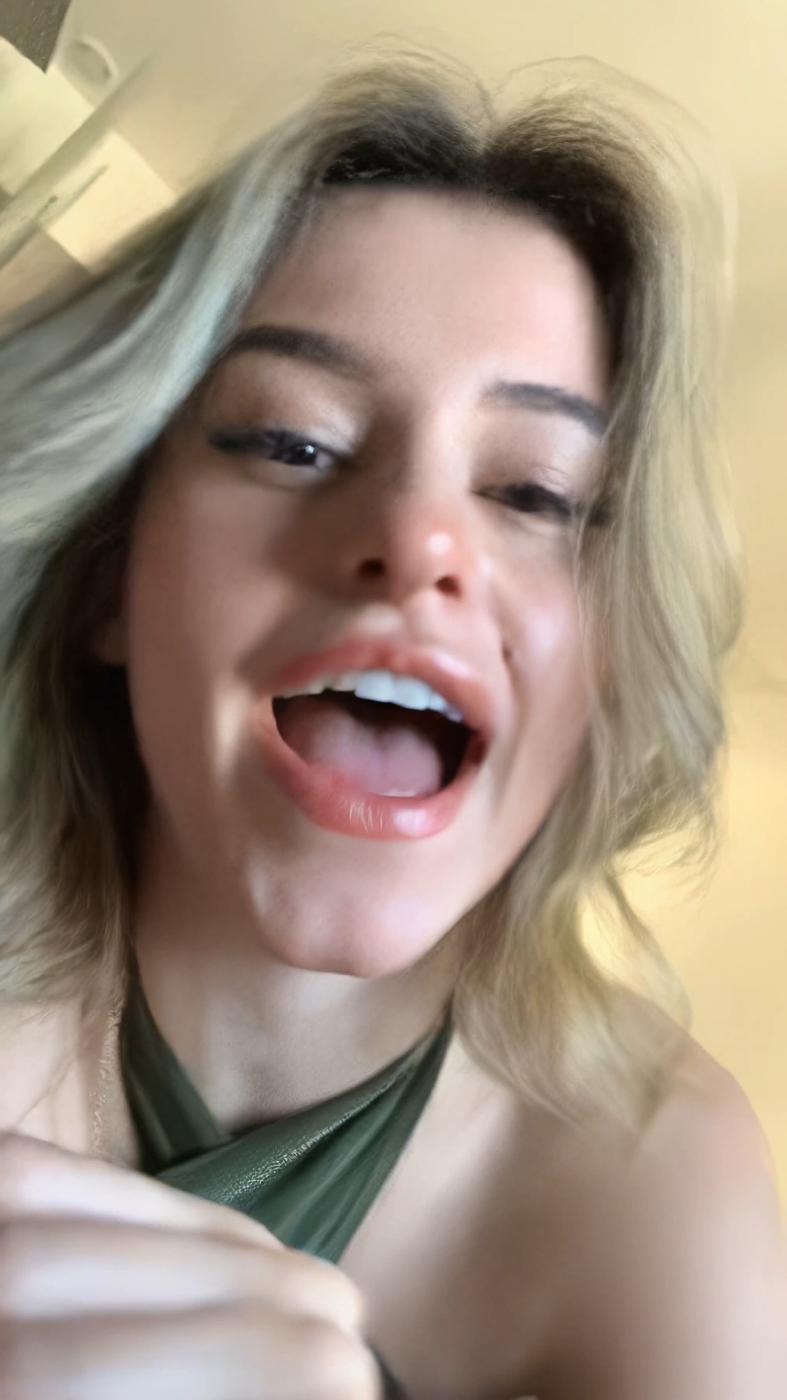 lea elui ginet nipple slip instagram livestream leaked mzyztl influencers gonewild