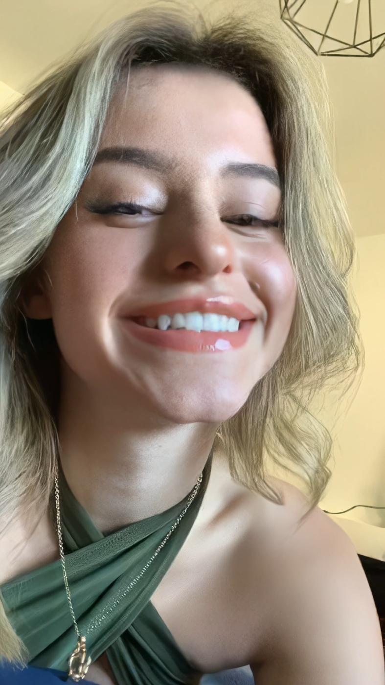 lea elui ginet nipple slip instagram livestream leaked xpkeov influencers gonewild