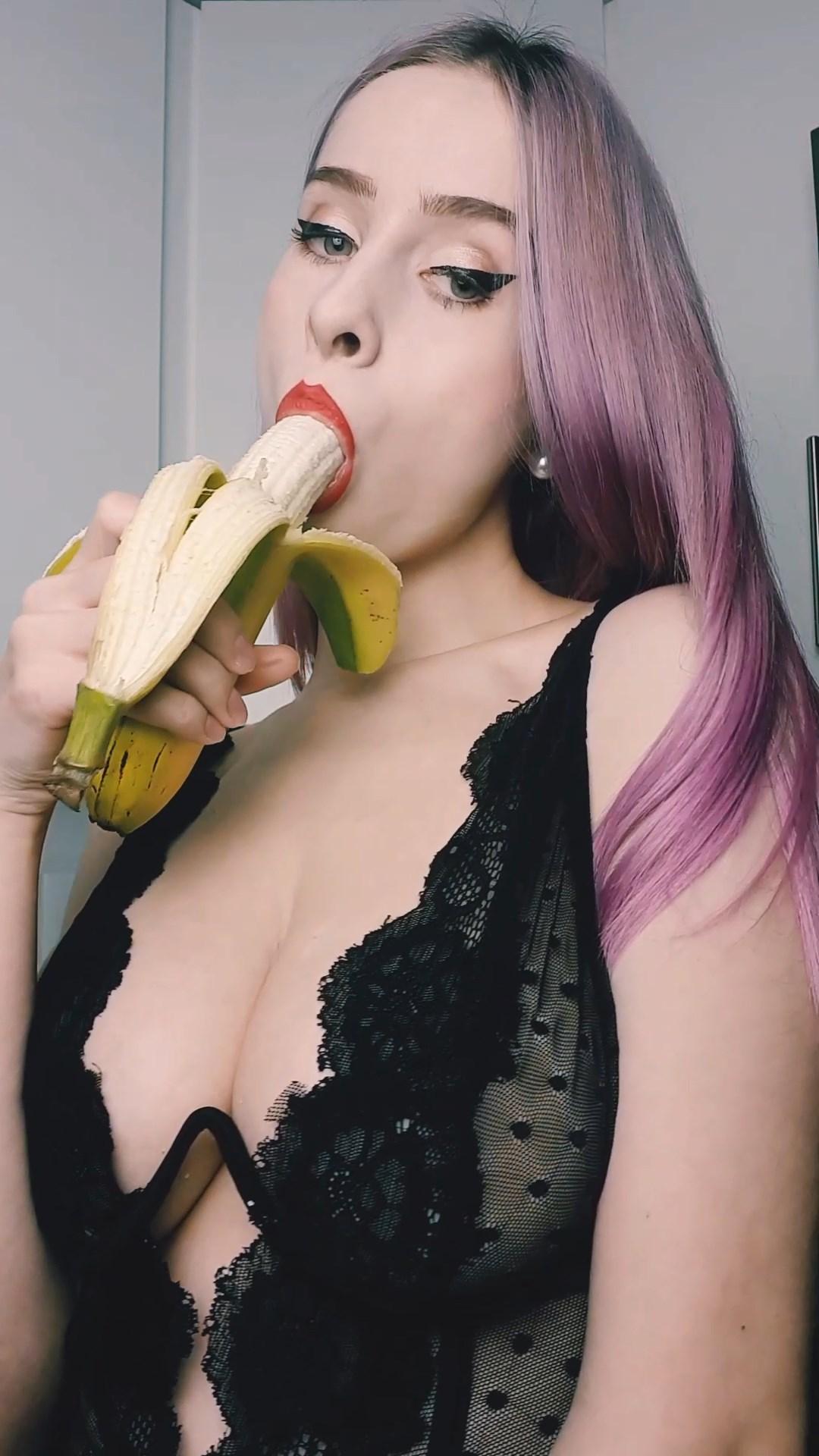 mizzycyn topless banana deep throat patreon video leaked debqvn influencers gonewild